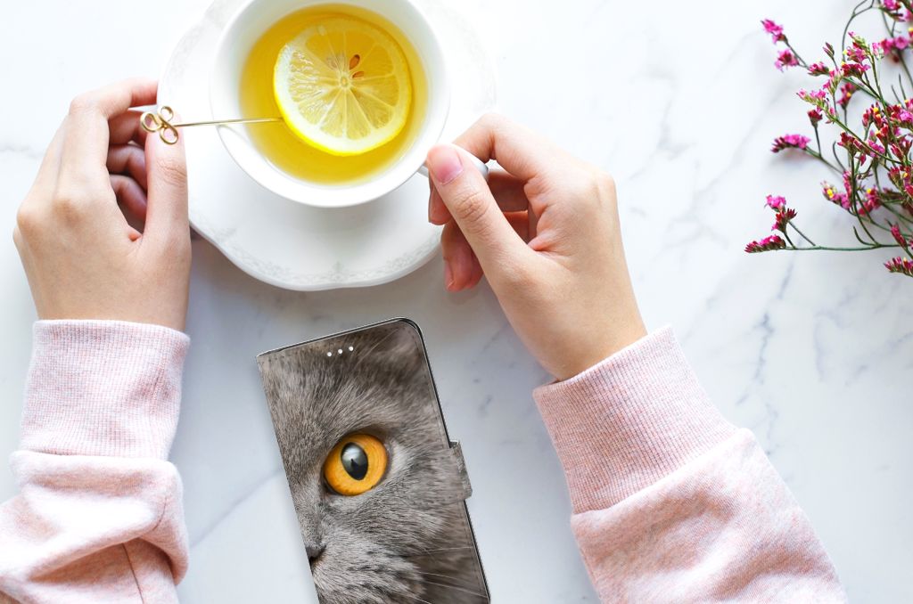 Telefoonhoesje met Pasjes Samsung Galaxy S21 FE Britse Korthaar met kattenoog en een kopje thee.