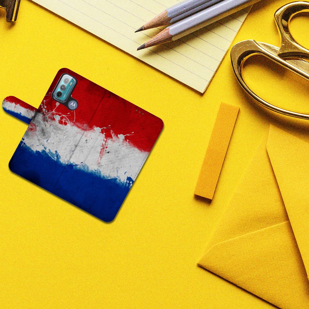 Motorola Moto G60 Bookstyle Case Nederland met artistiek design van de Nederlandse vlag op een gele achtergrond.