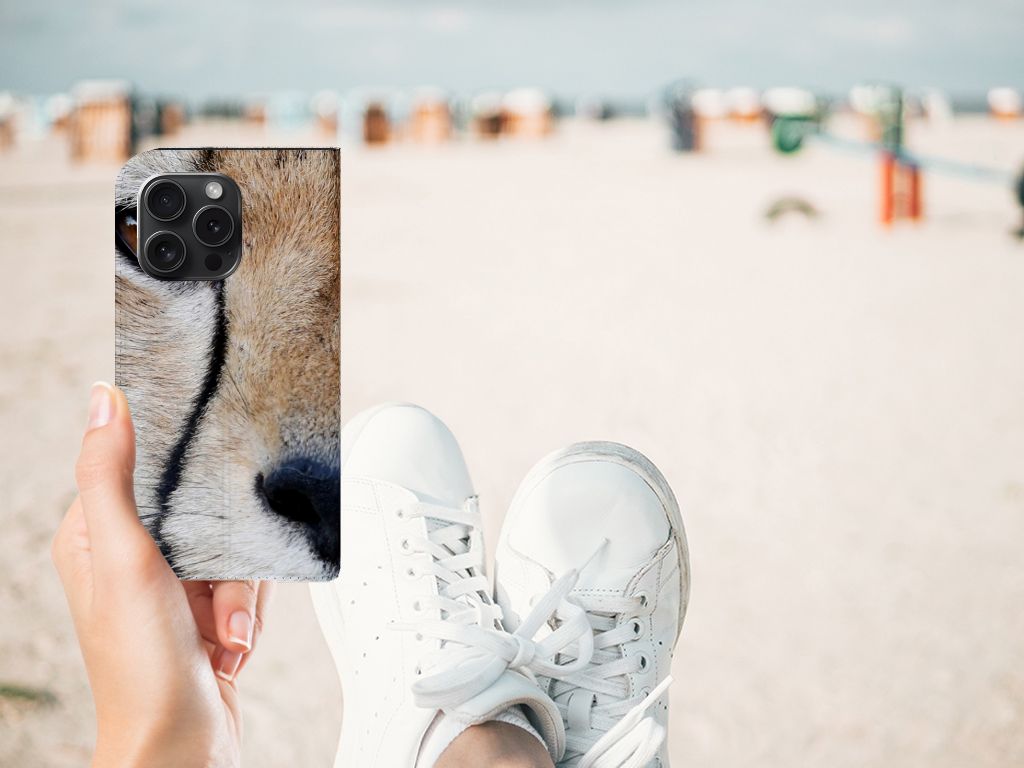 iPhone 15 Pro Hoesje maken Cheetah met close-up van een cheetah op een strand achtergrond.