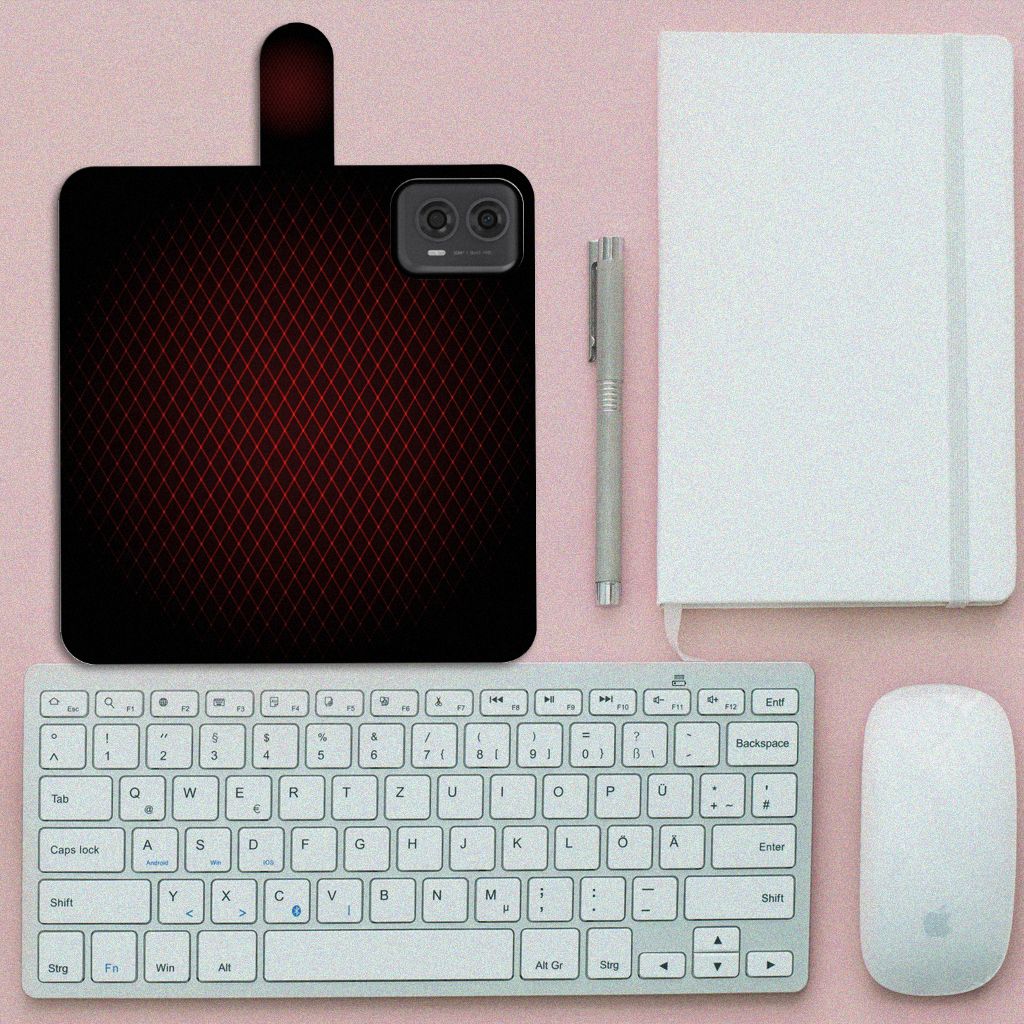 Motorola Moto G24 | G04 | G24 Power Telefoon Hoesje Geruit Rood op bureau met toetsenbord en muis