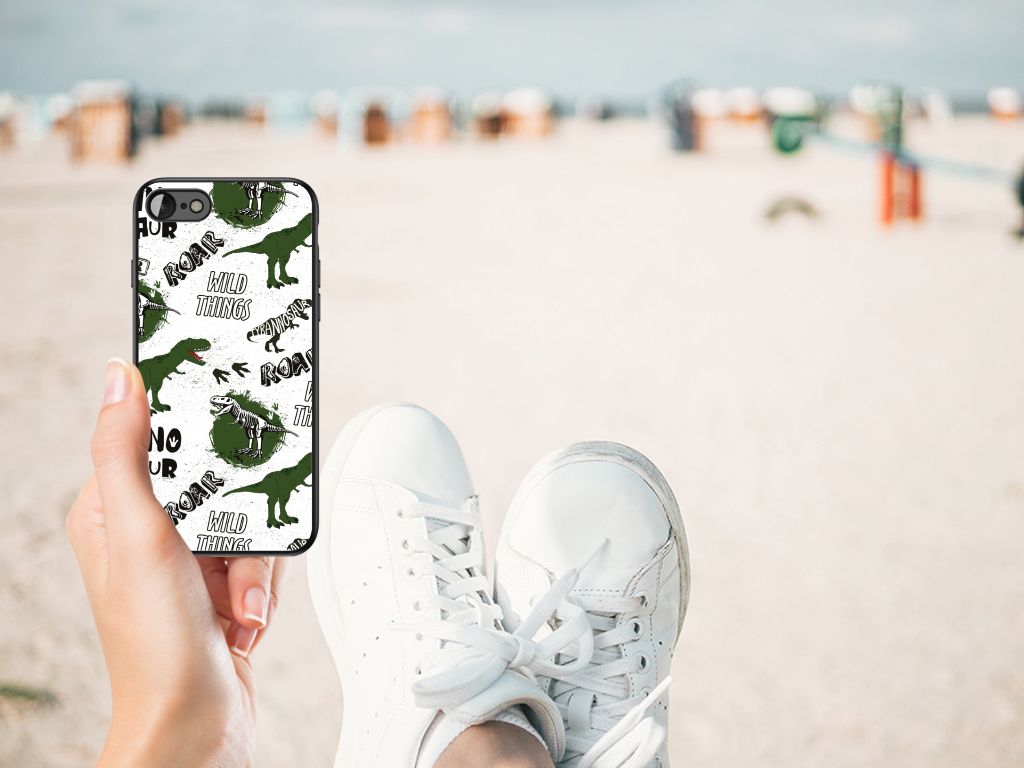 Dierenprint Telefoonhoesje voor iPhone SE 2022 | SE 2020 | 7/8 Dinosaurus met dino's op een strand achtergrond.