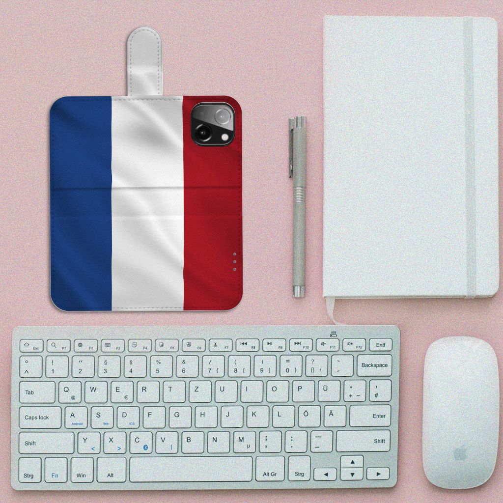 iPhone 13 Mini Bookstyle Case Nederlandse Vlag op een bureau met toetsenbord en notitieboek.