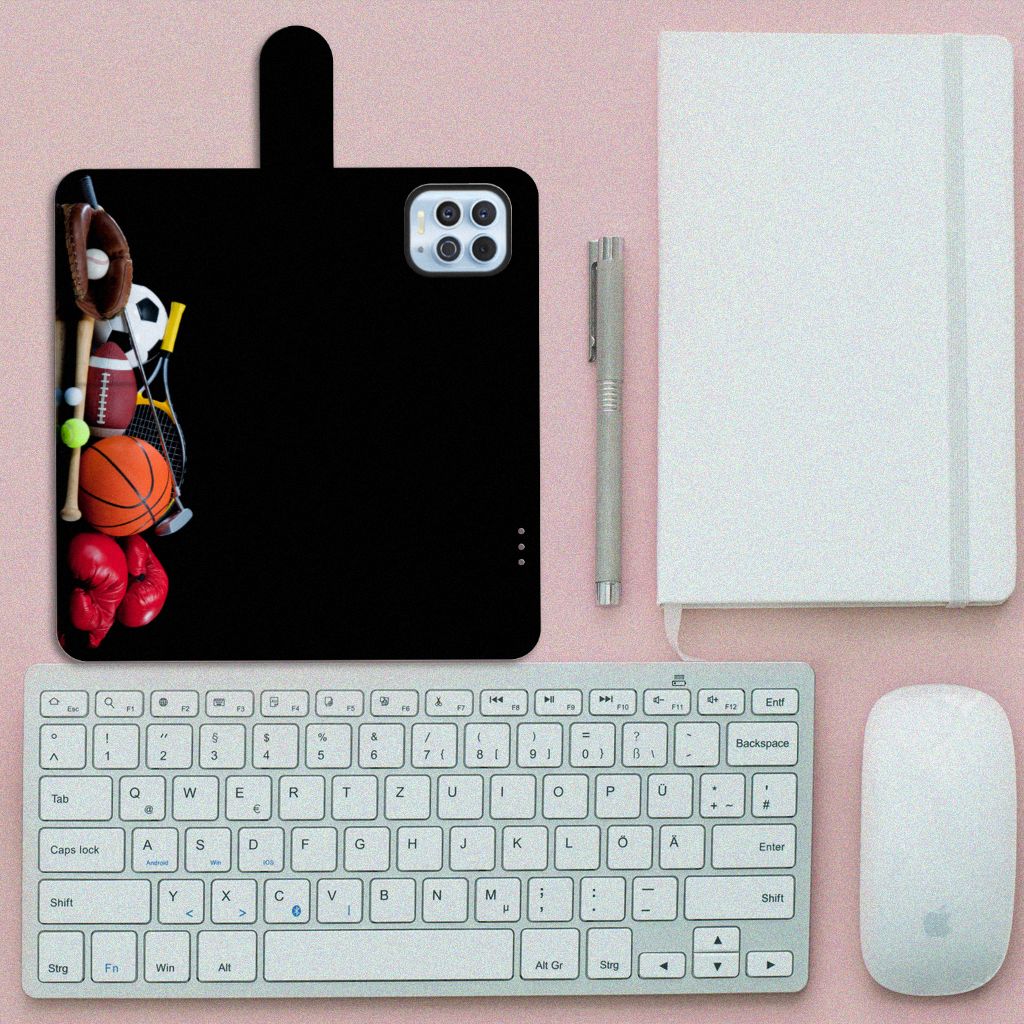 Motorola Moto G100 Wallet Case met Pasjes Sports met sportuitrusting op bureau.