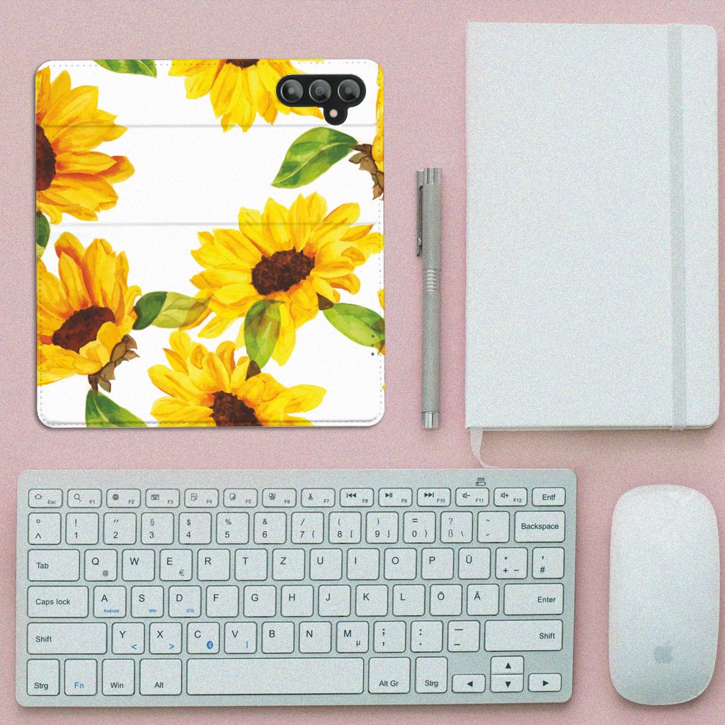 Smart Cover voor Samsung Galaxy A14 4G Zonnebloemen met een vrolijk zonnebloemen design op een bureau.