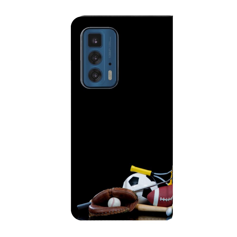 Motorola Edge 20 Pro Hippe Standcase Sports met diverse sportuitrusting op een zwarte achtergrond.