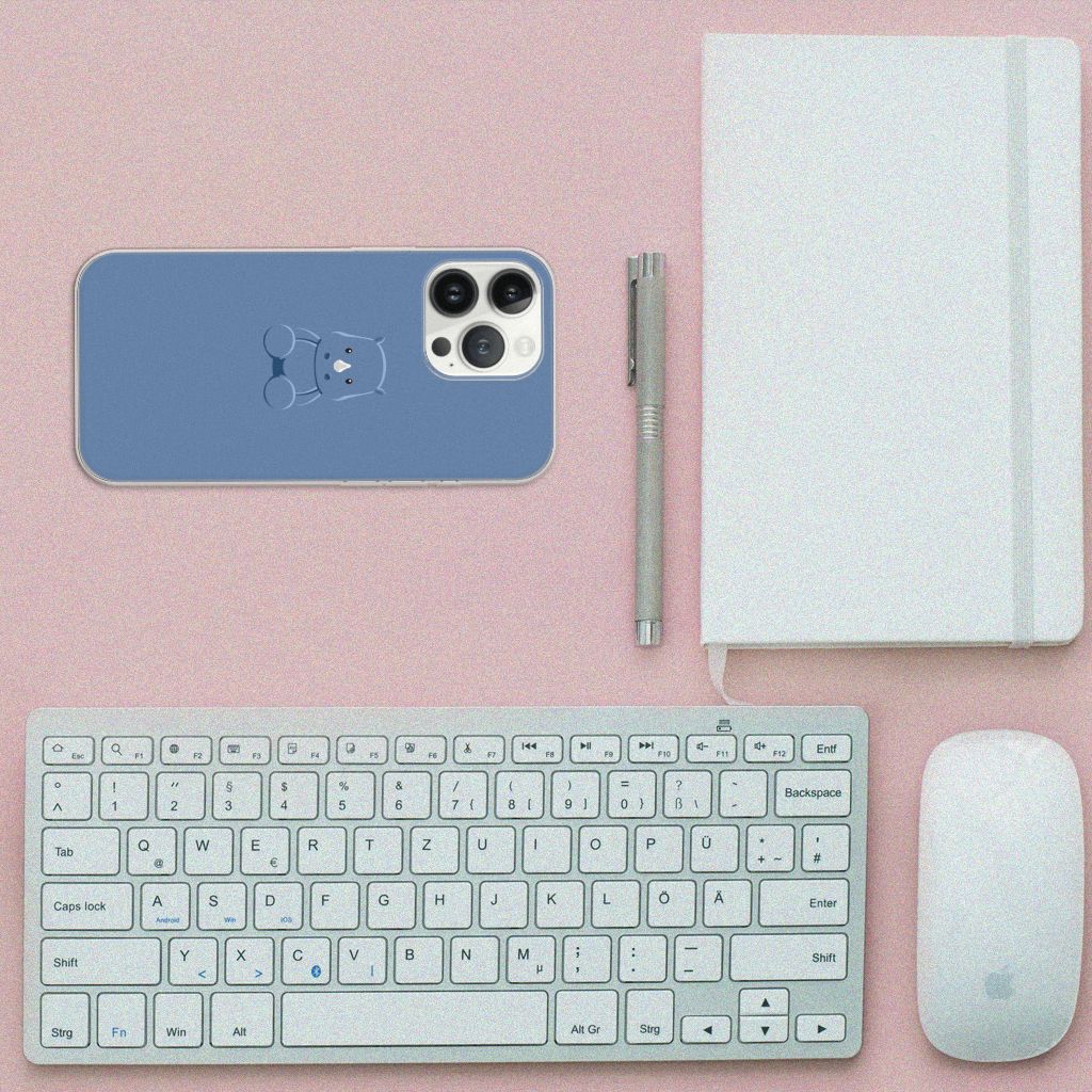 iPhone 13 Pro Max Telefoonhoesje met Naam Baby Rhino op een bureau met toetsenbord en notitieboek.