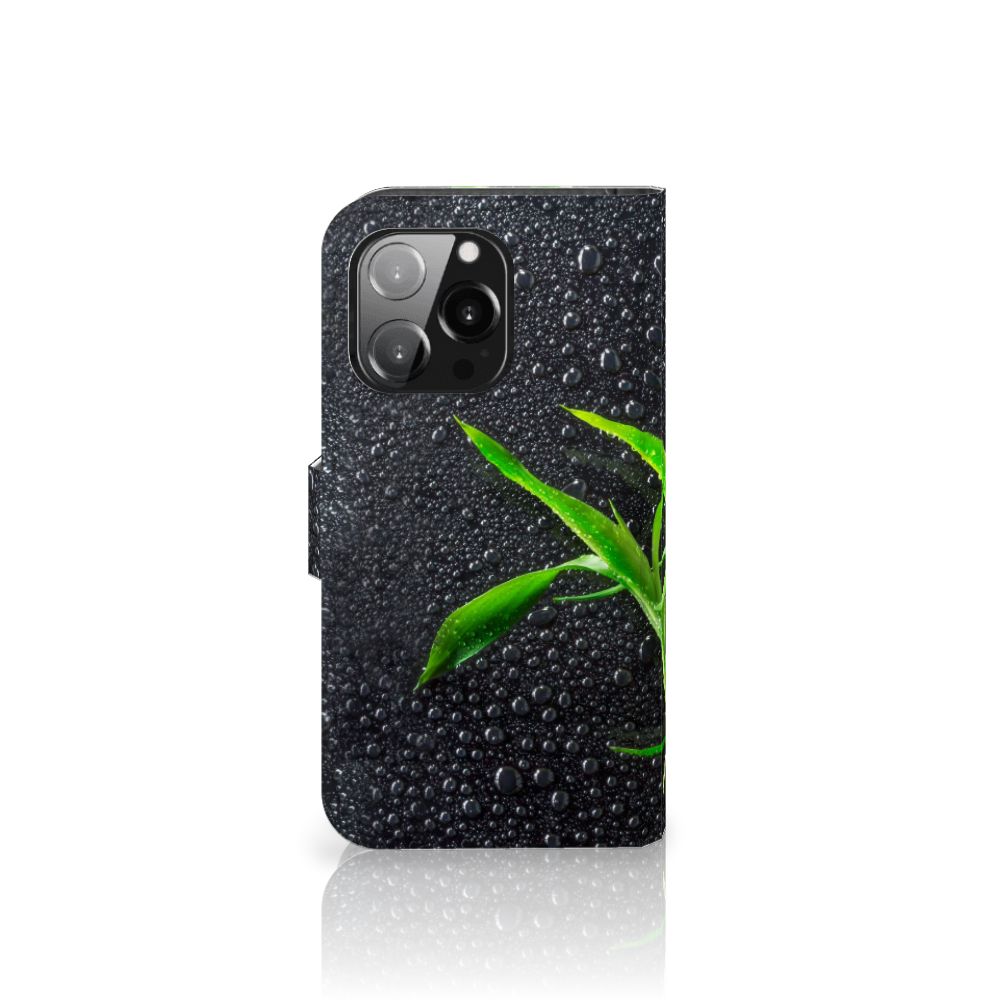iPhone 13 Pro Hoesje Orchidee met een levendig groen ontwerp op een zwarte achtergrond en waterdruppels 🌿