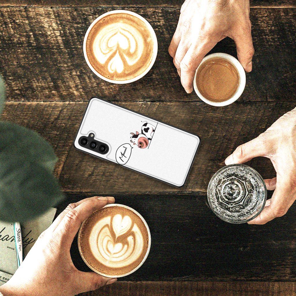 Samsung Galaxy A14 5G Hoesje Cow op een houten tafel met koffiekoppen en waterdrankjes.