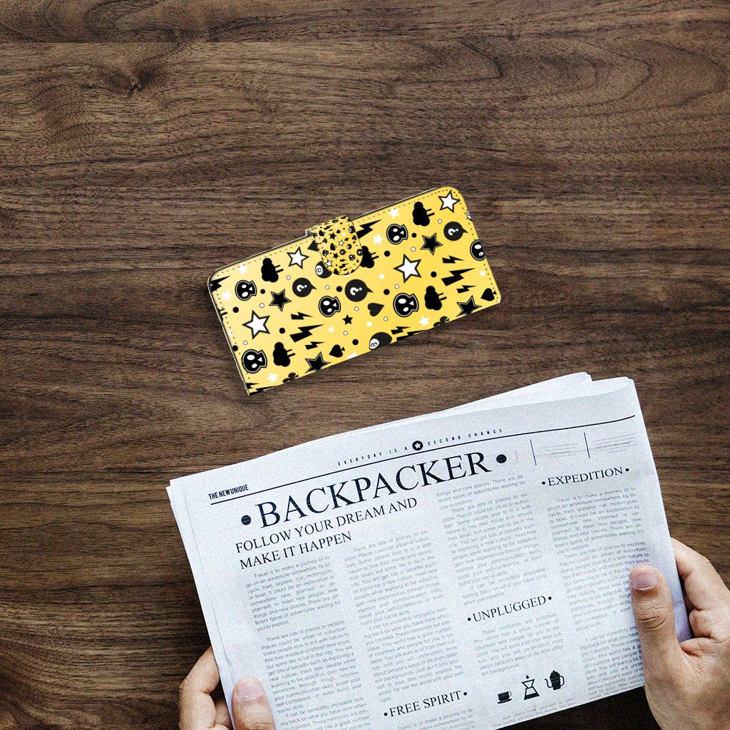 Telefoonhoesje met Naam Samsung Galaxy A14 4G Punk Geel bovenop een tafel met krant