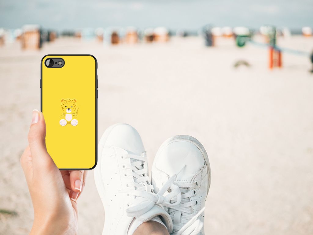 iPhone SE 2022 | SE 2020 | 7/8 Hoesje Baby Leopard in hand met sneakers op het strand