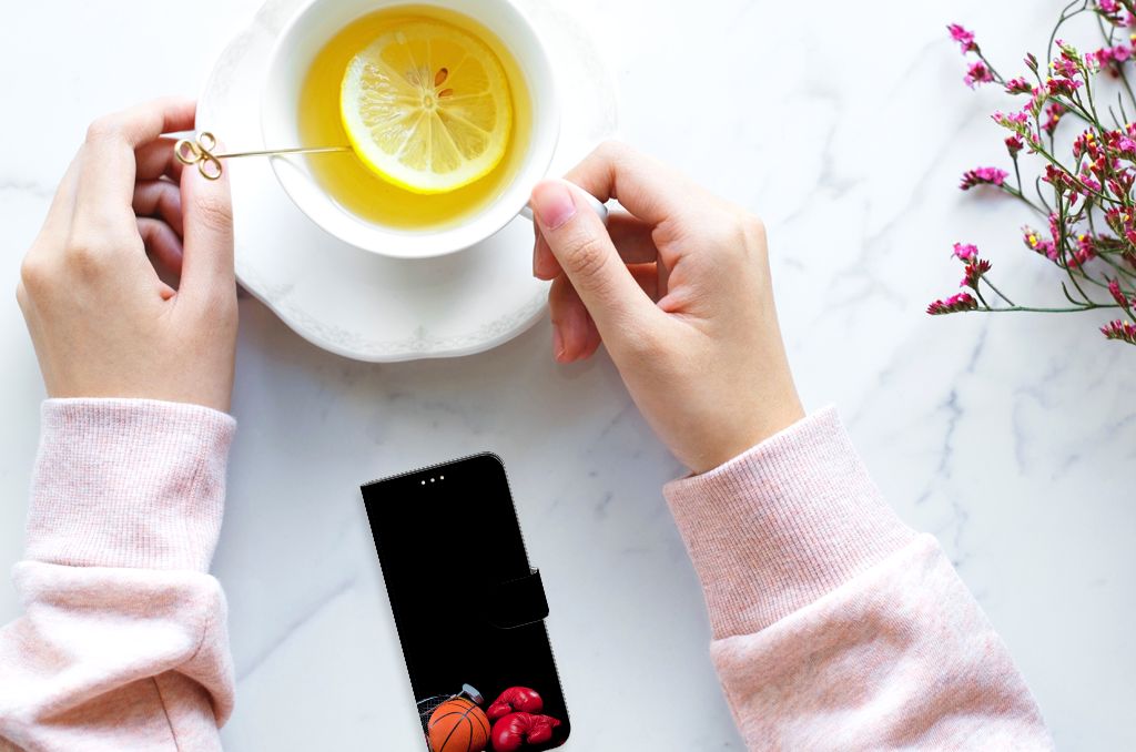 Xiaomi 11T | 11T Pro Wallet Case met Pasjes Sports with sports design, held by hands with a cup of tea.