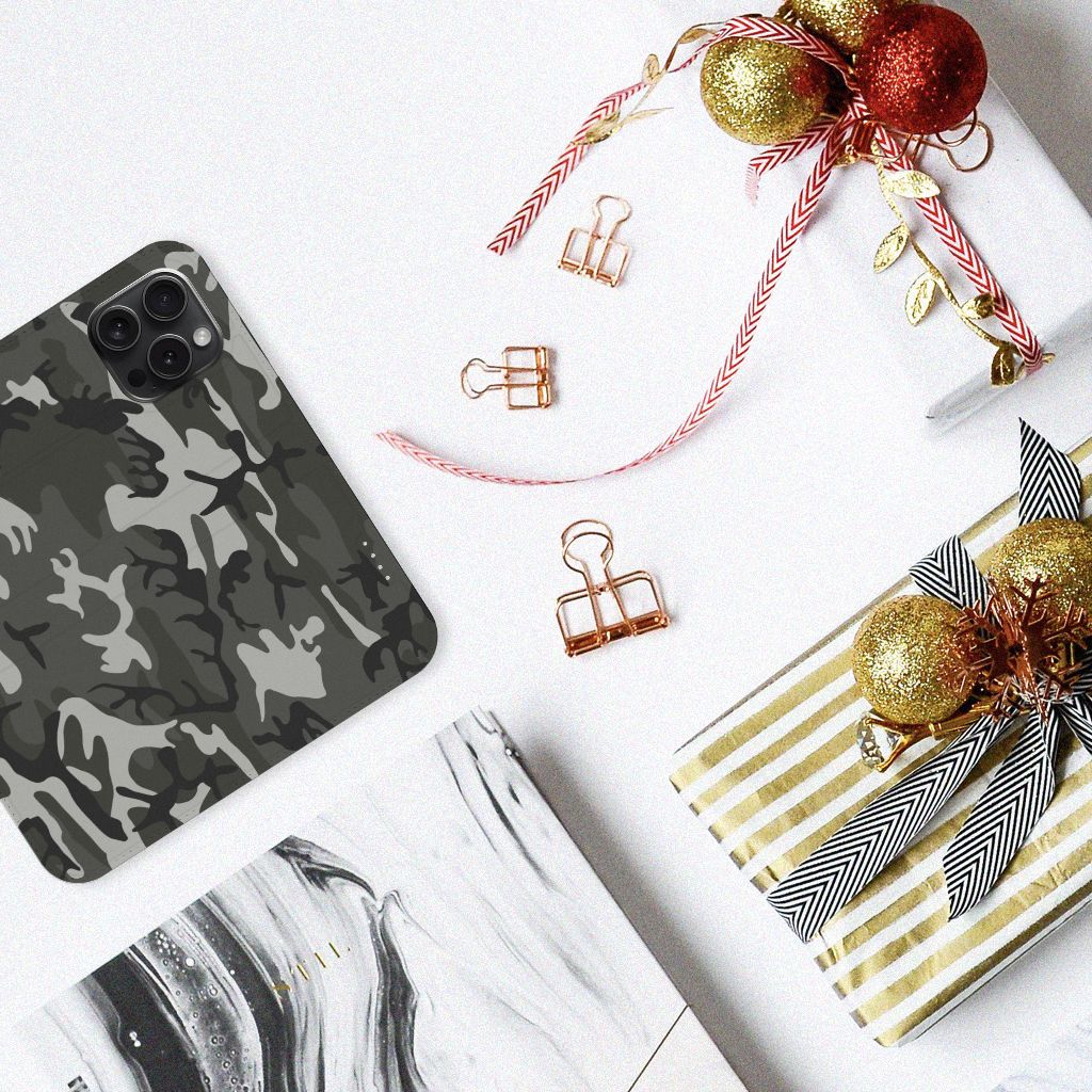 iPhone 15 Pro Hoesje met Magneet Army Light in camouflage print op een tafel met kerstdecoratie.