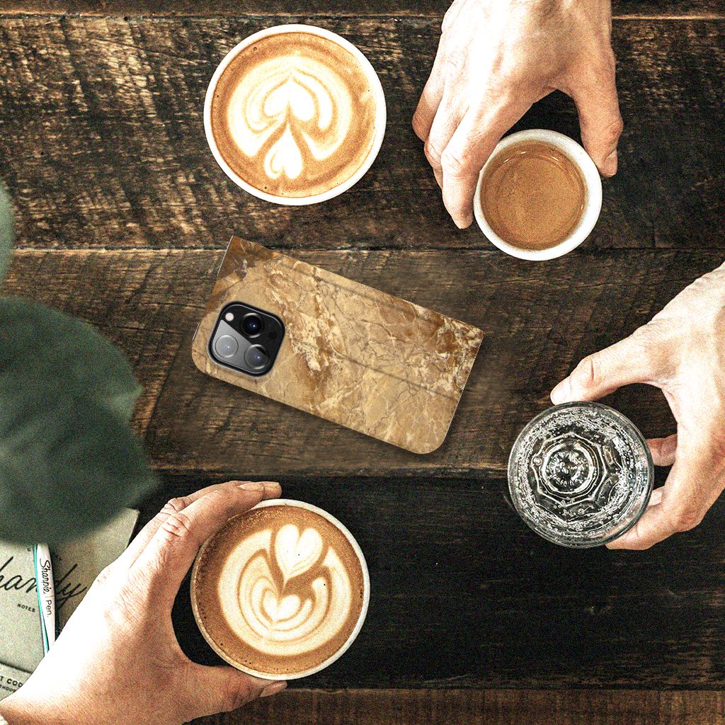 iPhone 14 Pro Standcase Marmer Creme op tafel met koffiekopjes en latte art ☕