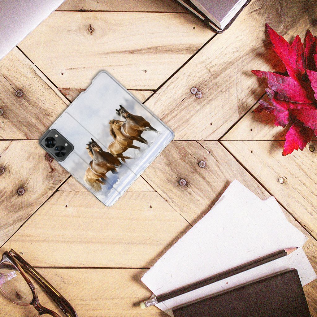 OnePlus Nord 2T Hoesje maken Paarden op een houten tafel met notitieboek en brillen.