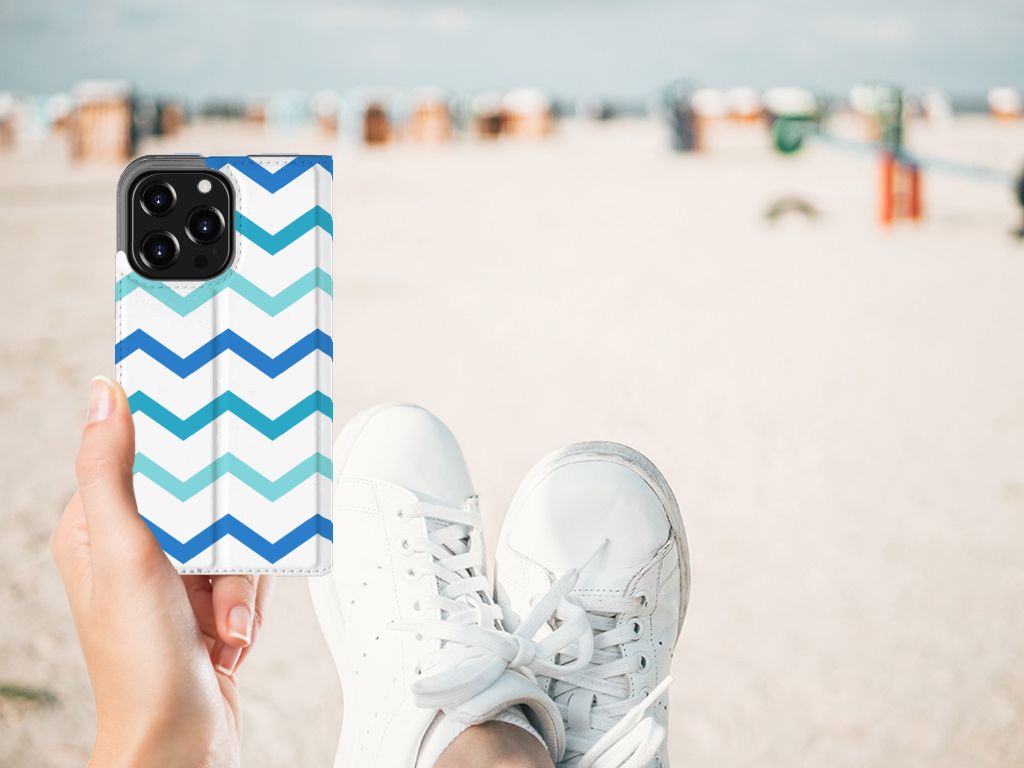 iPhone 13 Pro Hoesje met Magneet Zigzag Blauw op het strand met sneakers 👟.