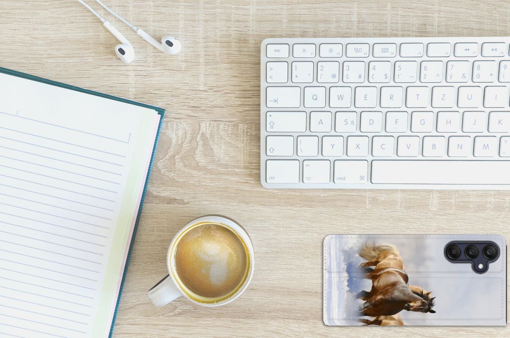 Samsung Galaxy A25 Hoesje maken Paarden met een afbeelding van een rijdend paard op een bureau met een laptop.