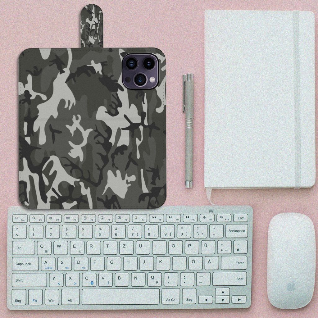 iPhone 15 Pro Max Telefoon Hoesje Army Light met camouflage print op bureau met toetsenbord en notitieboek