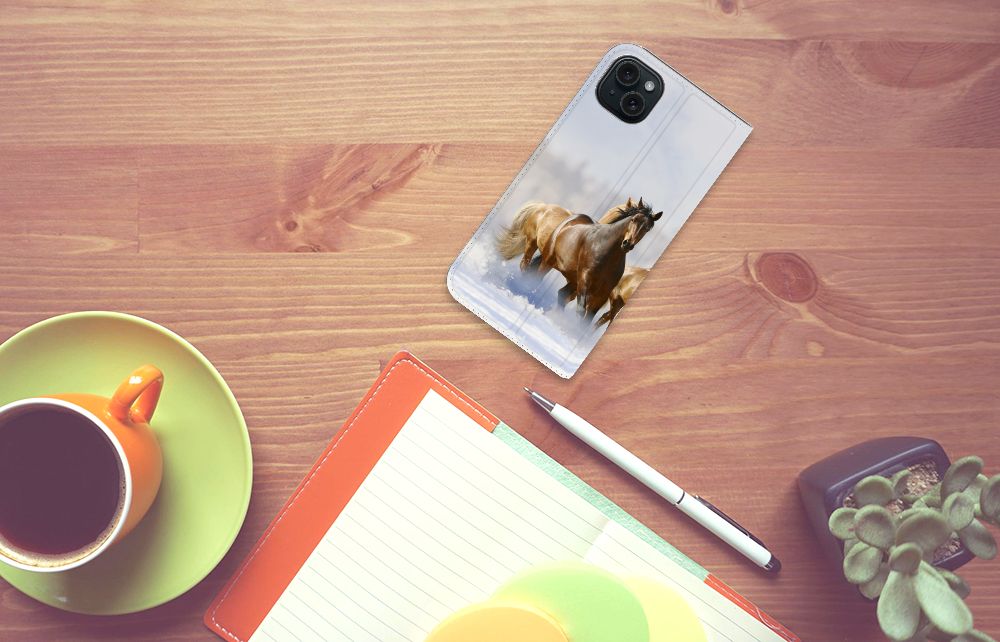 iPhone 15 Plus Hoesje maken Paarden op een bureau met koffie en notitieboek.