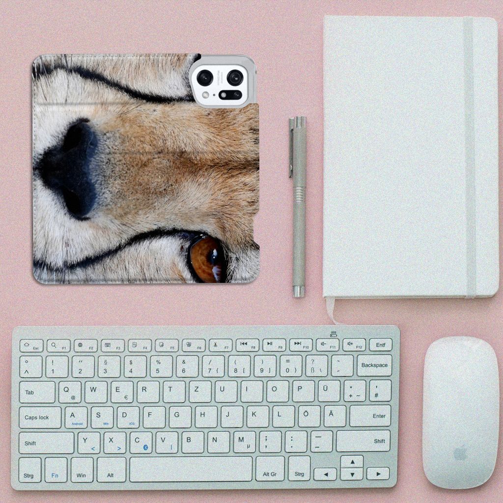 OPPO Find X5 Pro Hoesje maken Cheetah met close-up van een jachtluipaard op een bureau met toetsenbord en muis.