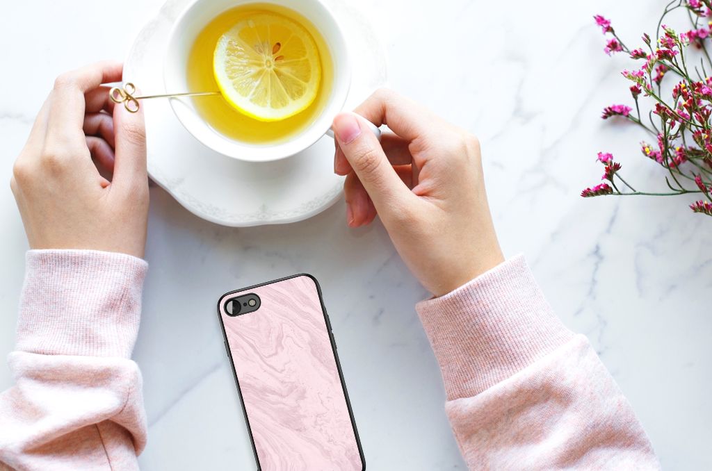 iPhone SE 2022 | SE 2020 | 7/8 Marmeren Print Telefoonhoesje Marble Pink - Origineel Cadeau Vriendin met een citroen drinkthee.