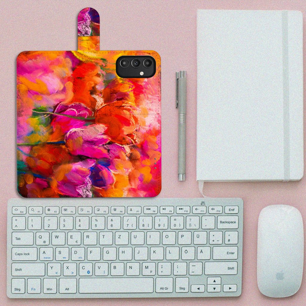 Hoesje Samsung Galaxy A14 5G Tulips met kleurrijk design van tulpen op een bureau met toetsenbord en notitieboek.