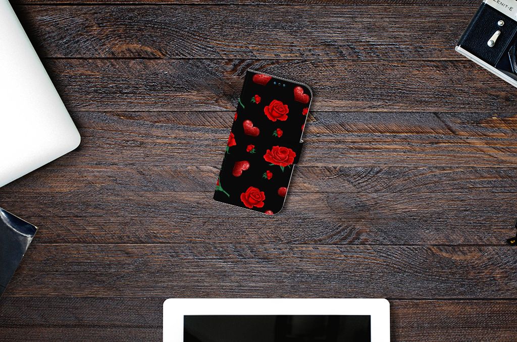 iPhone 14 Pro Leuk Hoesje Valentine met mooie rozen op een zwart achtergrond.