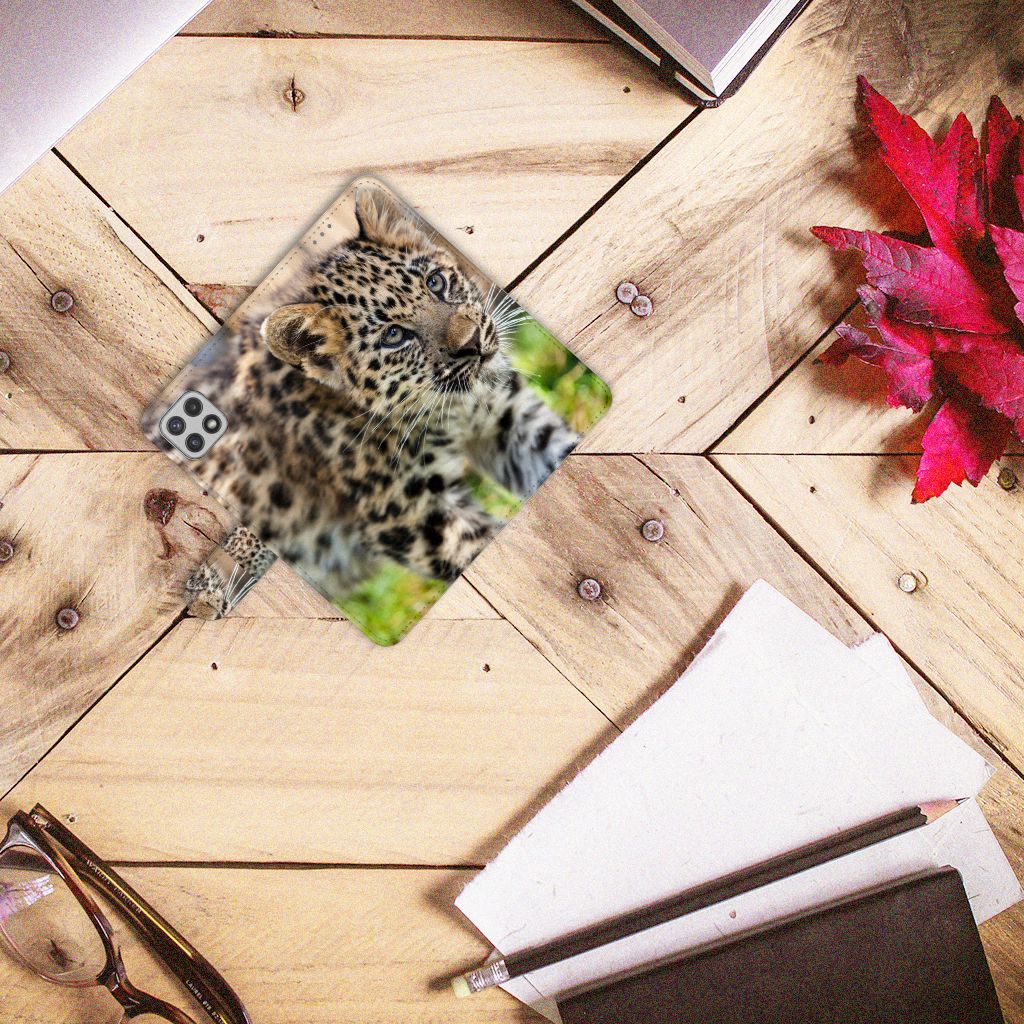 Samsung Galaxy A22 5G Telefoonhoesje met Pasjes Baby Luipaard