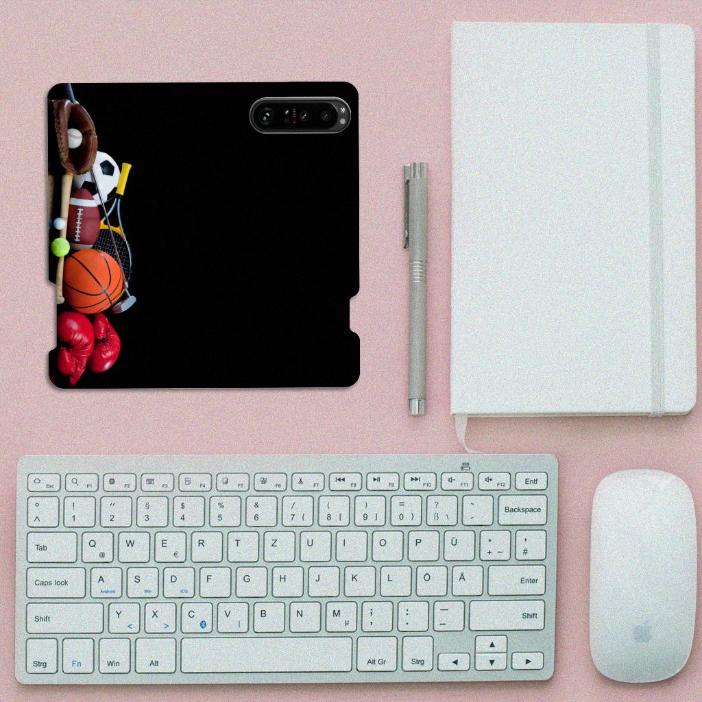 Sony Xperia 5 III Hippe Standcase Sports met sport iconen zoals basketbal, voetbal en tennis.