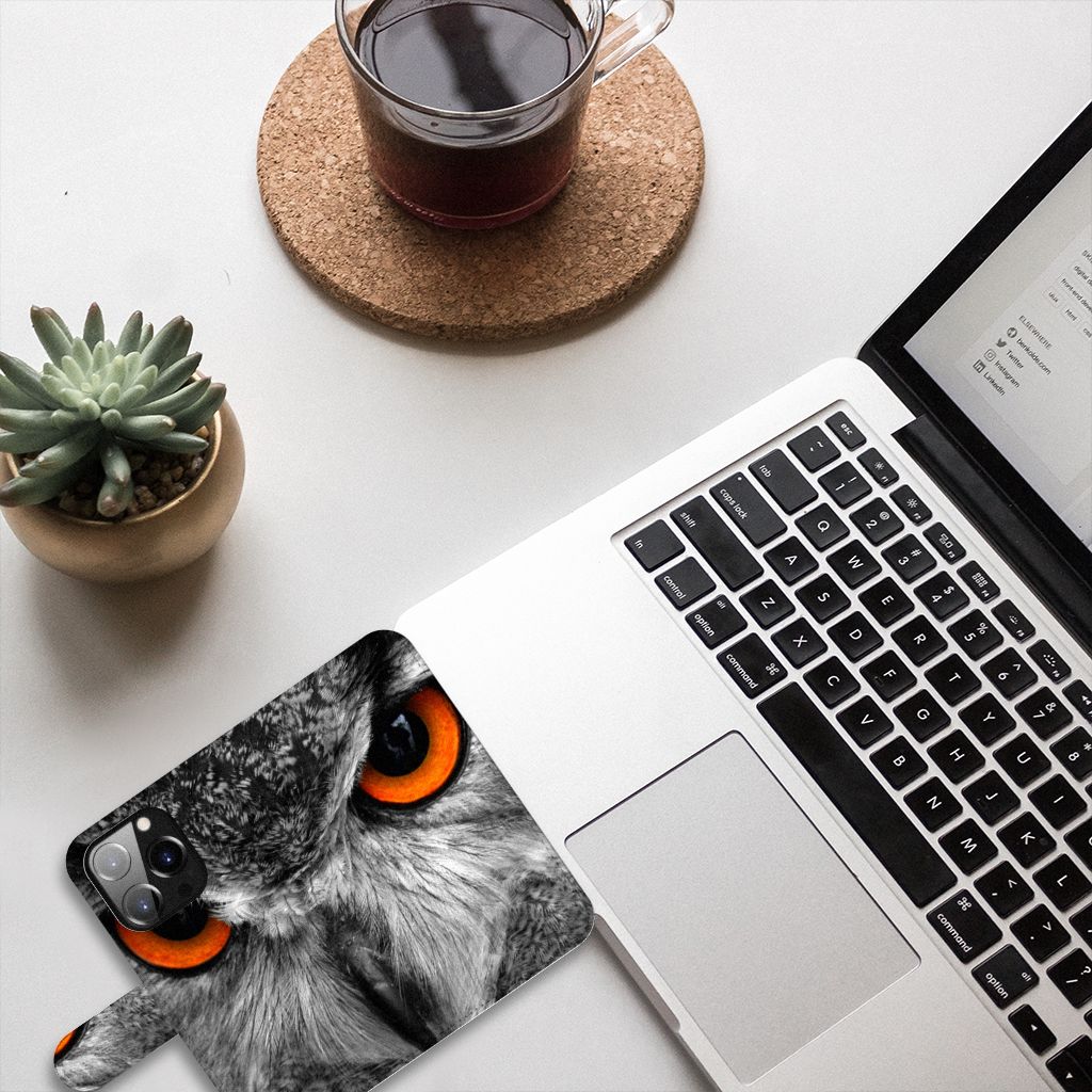 iPhone 14 Pro Telefoonhoesje met Pasjes Uil met opvallende uilenoogprint op bureau met laptop en koffie