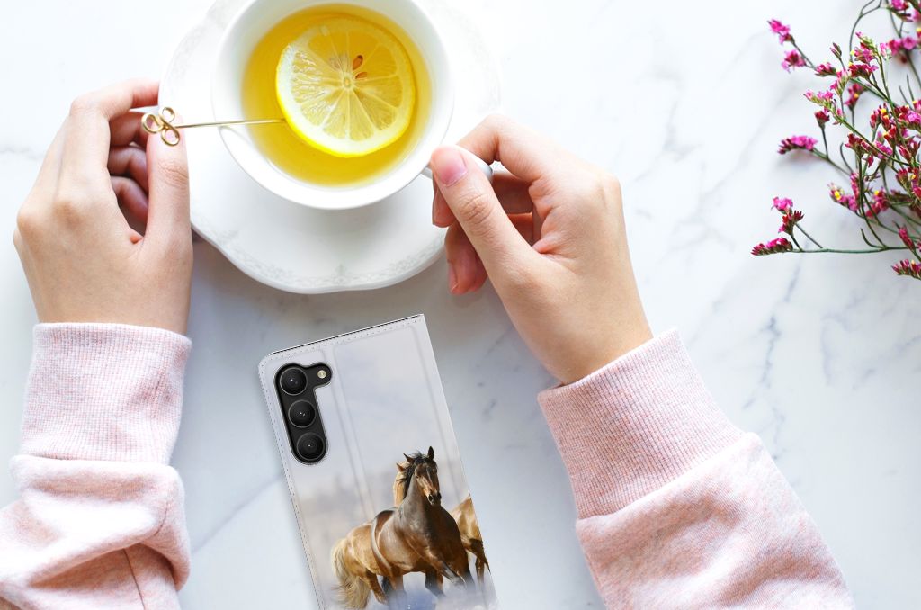Samsung Galaxy S23 Plus Hoesje maken Paarden met een afbeelding van galopperende paarden naast een kopje thee.
