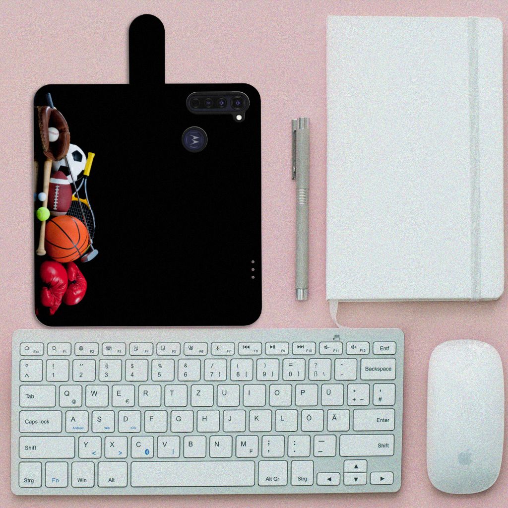 Motorola Moto G Pro Wallet Case met Pasjes Sports met sportafbeeldingen en accessoires op een bureau.