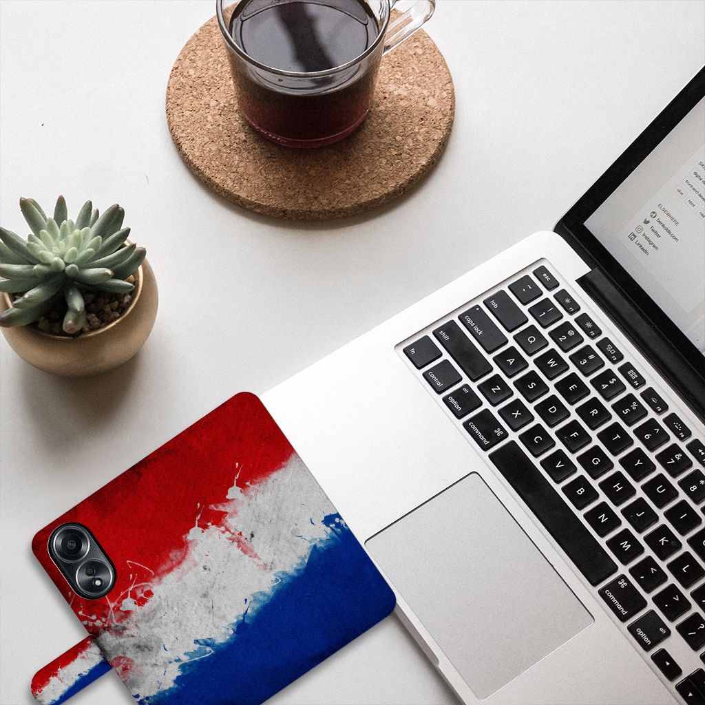 OPPO A58 4G Bookstyle Case Nederland met design van de Nederlandse vlag op een bureau met laptop en koffie.