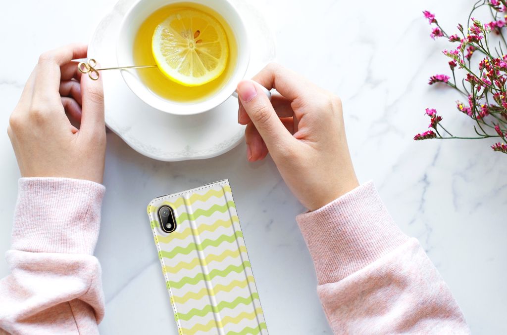 Huawei Y5 (2019) Hoesje met Magneet Waves Yellow - B2C Telecom