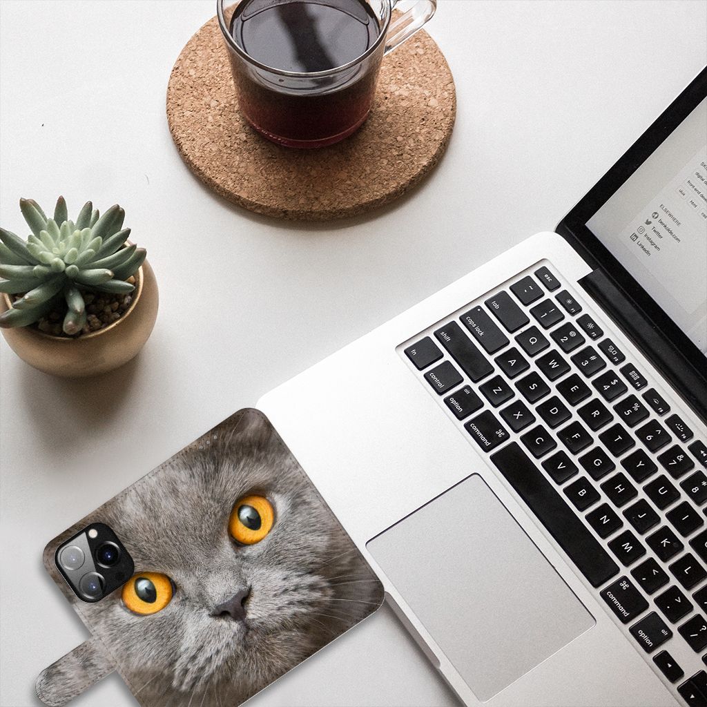 Telefoonhoesje met Pasjes iPhone 14 Pro Britse Korthaar op bureau met laptop en planten.