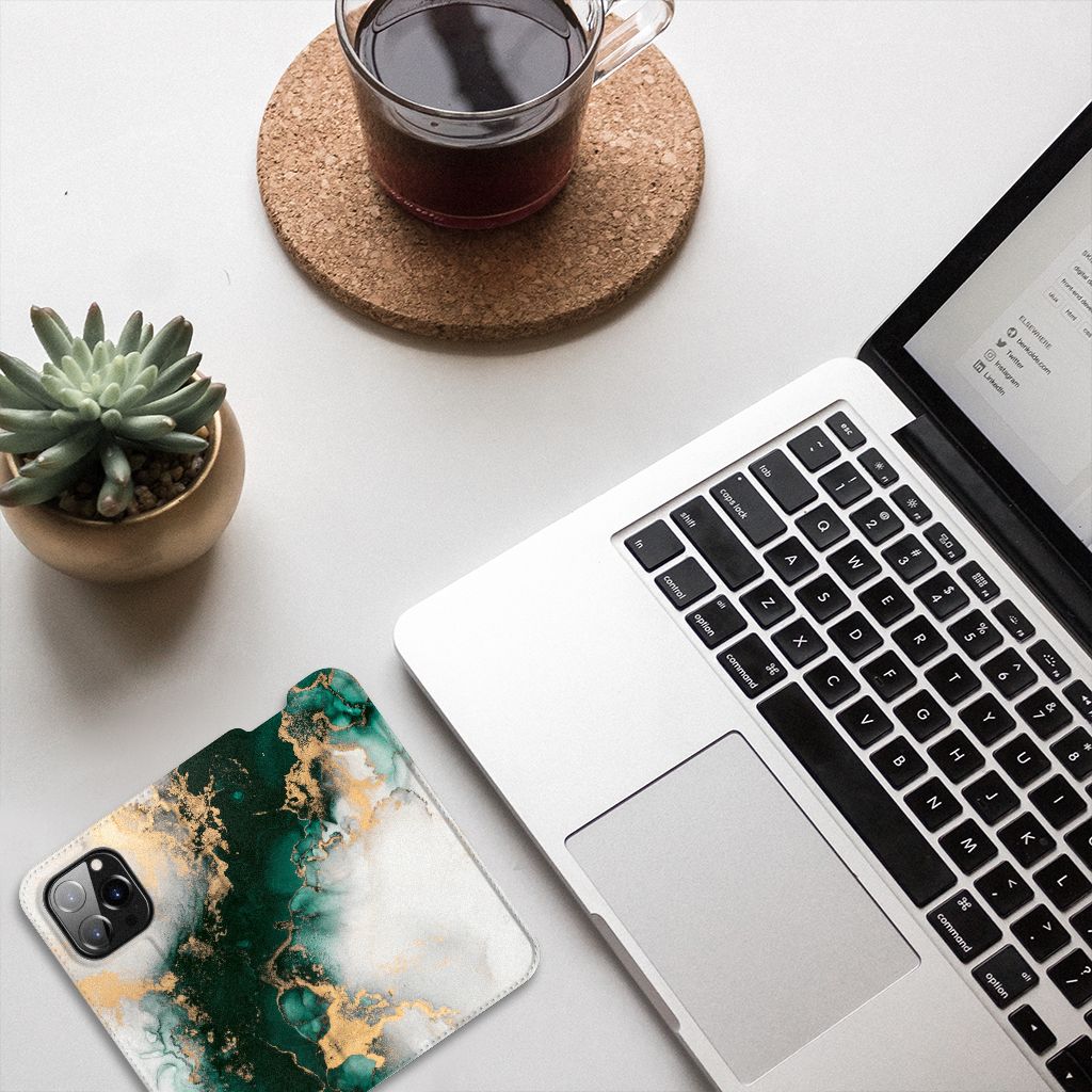 Standcase voor iPhone 14 Pro Marmer Groen op een bureau met een laptop en een drankje ☕.