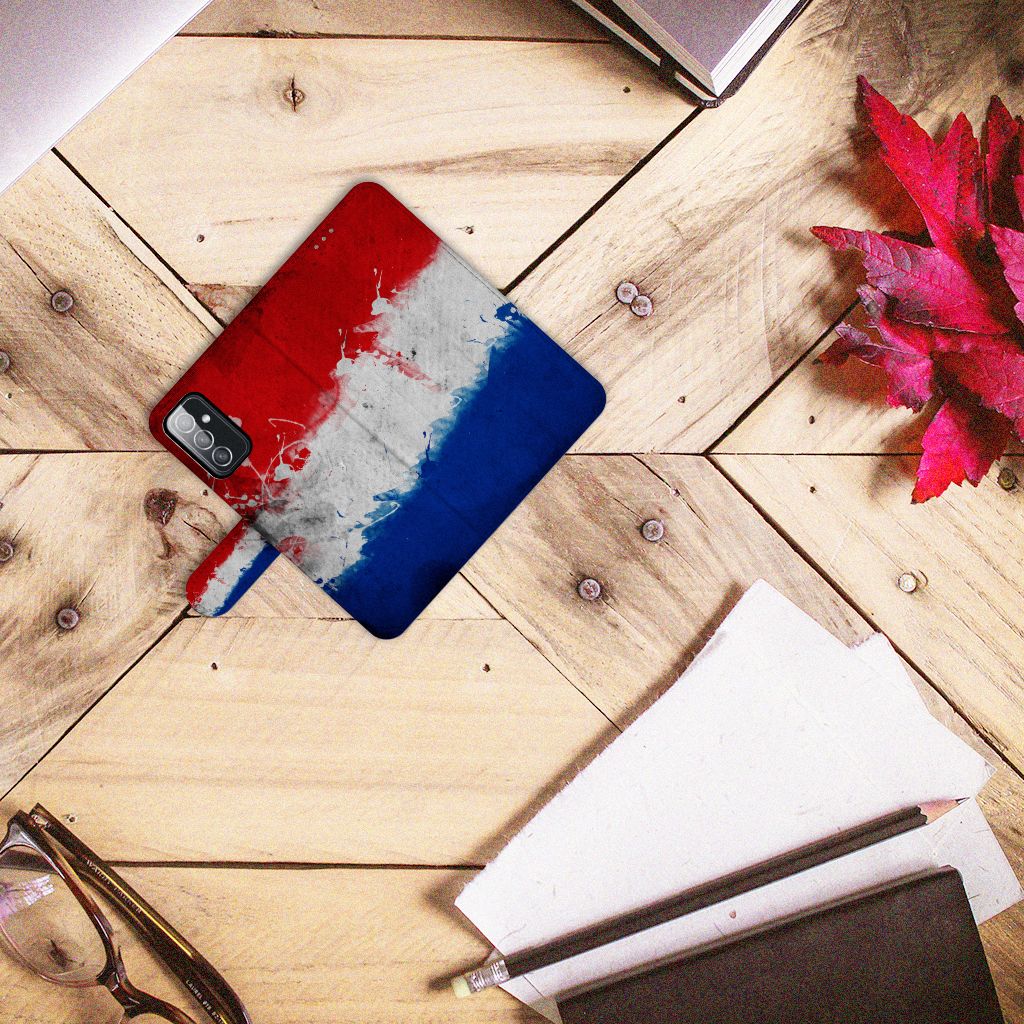 Samsung Galaxy M52 Bookstyle Case Nederland met artistiek design van de Nederlandse vlag op houten ondergrond.