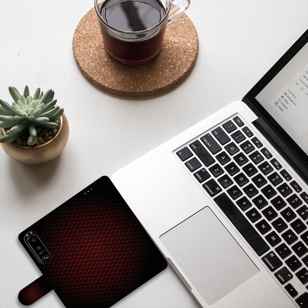 Sony Xperia 5III Telefoon Hoesje Geruit Rood op bureau met laptop en plant.