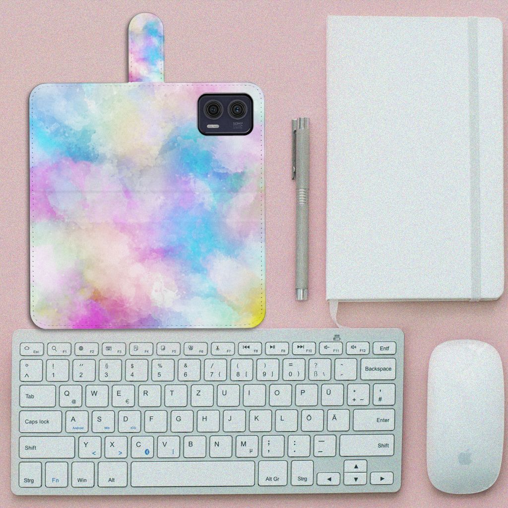 Hoesje Motorola Moto G73 Watercolor Light met pastelkleuren op een bureau met toetsenbord en notitieboek.