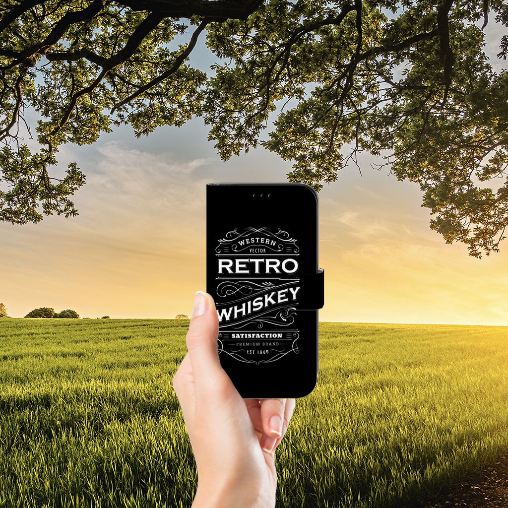 Apple iPhone 13 Book Cover Whiskey met retro whiskey ontwerp in een zonsondergang landschap.