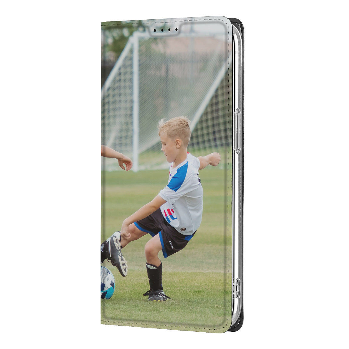Gepersonaliseerd Stand Case Hoesje voor iPhone 16e met afbeelding van een jongen die voetbal speelt.