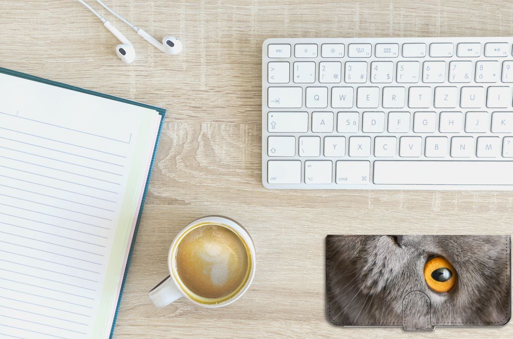 Telefoonhoesje met Pasjes PPO A57 | A57s | A77 4G Britse Korthaar op bureau met koffie en notitieboek