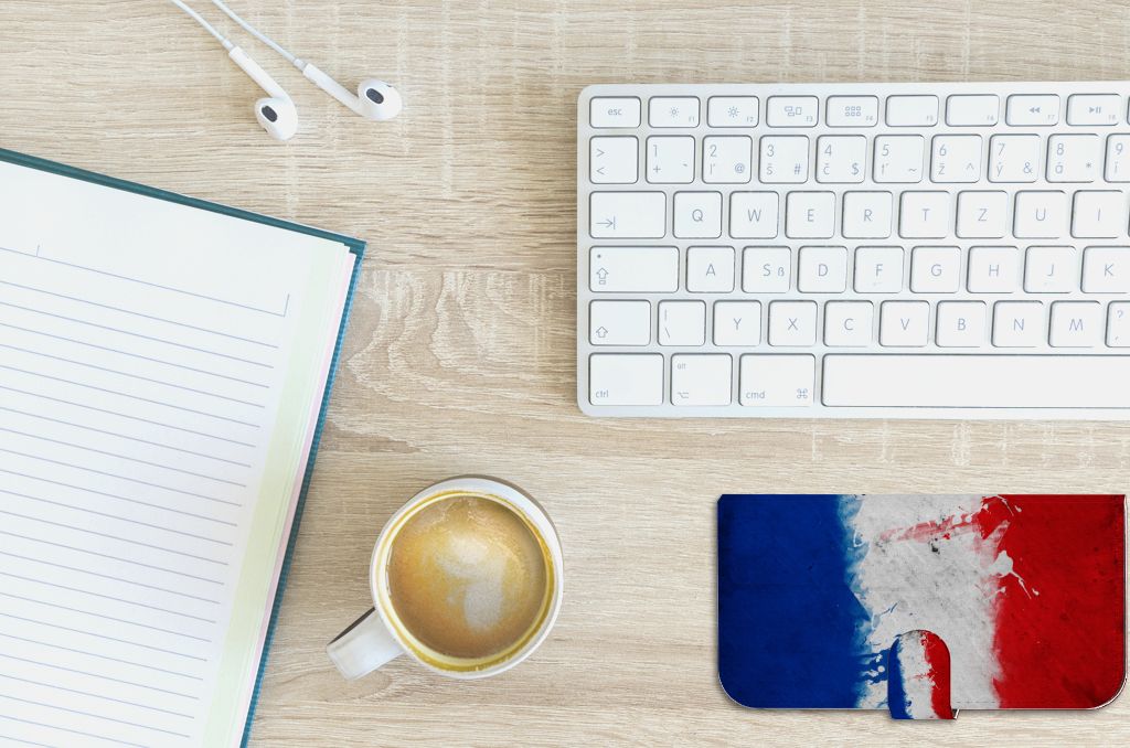 iPhone 15 Plus Bookstyle Case Nederland met Nederlandse vlag op bureau met toetsenbord en koffie