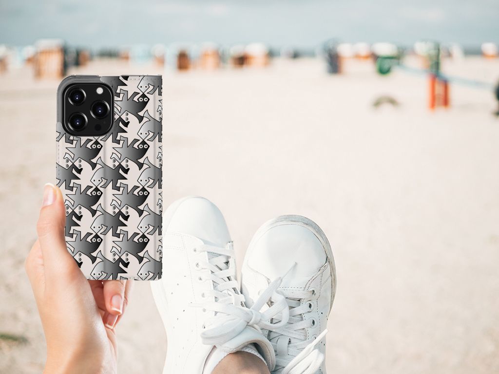 iPhone 13 Pro Hoesje maken Salamander Grey op het strand met witte sneakers, perfect voor bescherming en stijl.