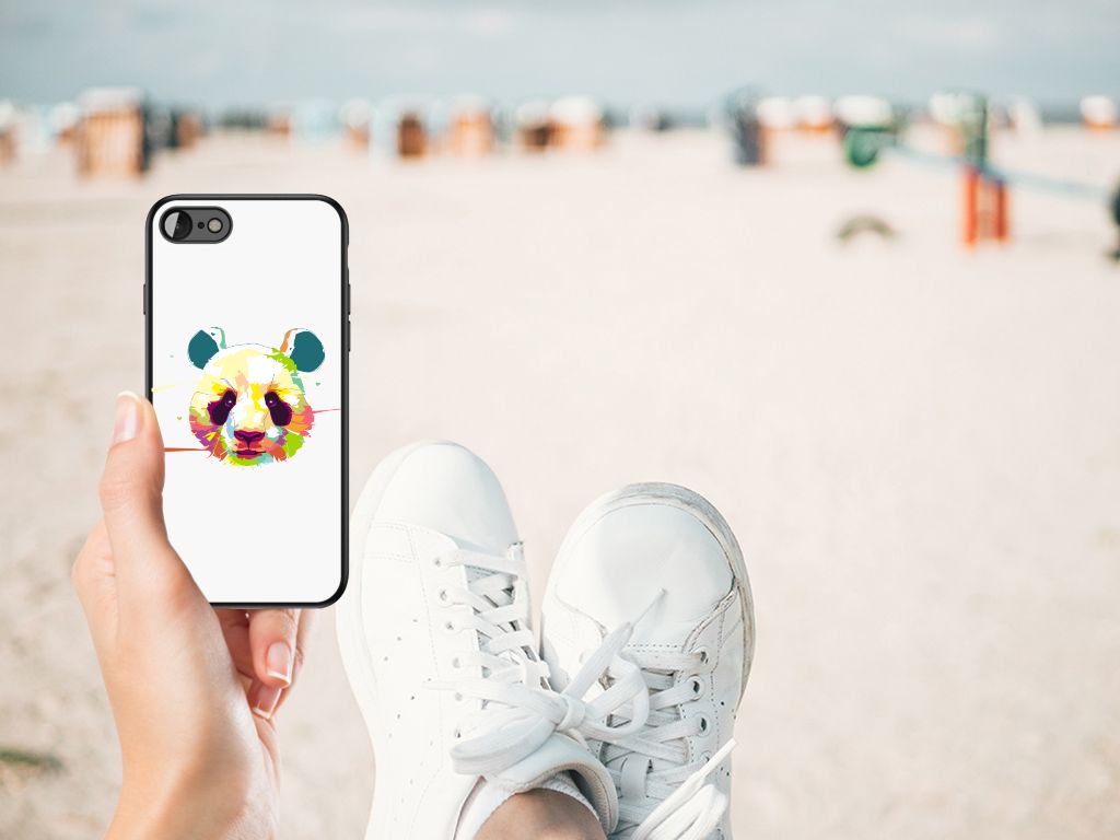 iPhone SE 2022 | SE 2020 | 7/8 Hoesje Panda Color op een hand met sneakers op een strand.