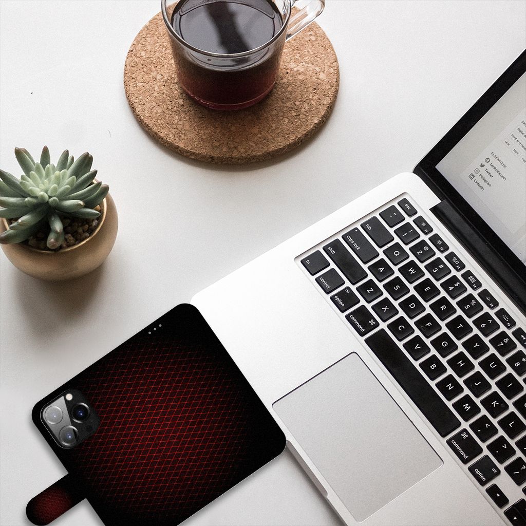 iPhone 14 Pro Telefoon Hoesje Geruit Rood op een bureau naast een laptop en een glas koffie.