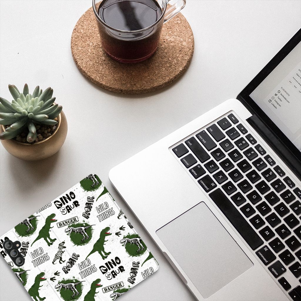 Hoesje maken voor Samsung Galaxy A14 5G Dinosaurus met dino ontwerp op bureau met laptop en plant.