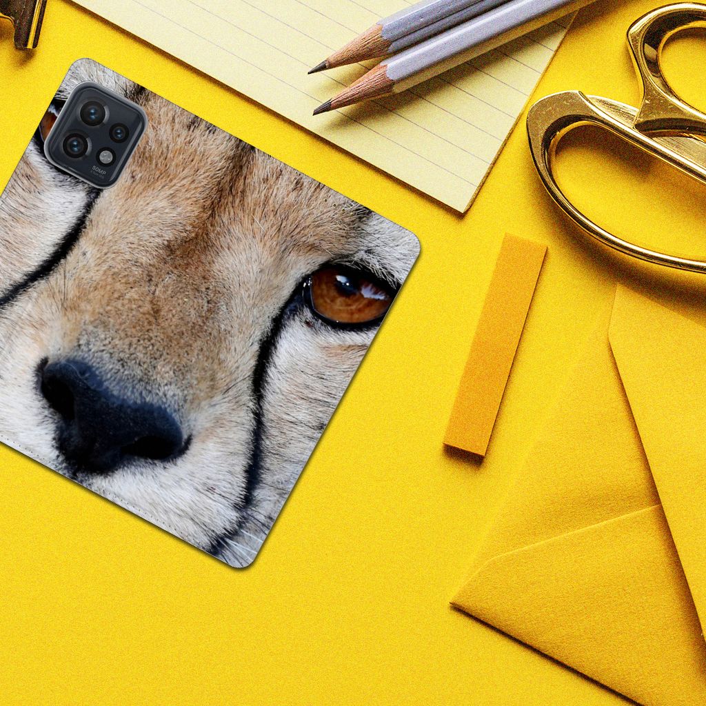 Motorola Edge 40 Pro Hoesje maken Cheetah met close-up van een cheetah op een gele achtergrond.