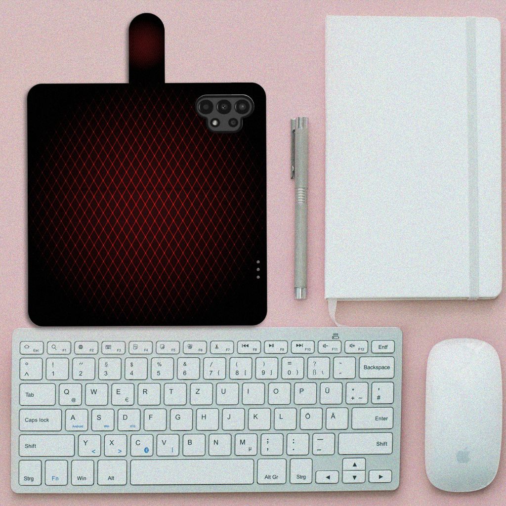 Samsung Galaxy A13 (4G) Telefoon Hoesje Geruit Rood op een bureau met keyboard en notitieboek.