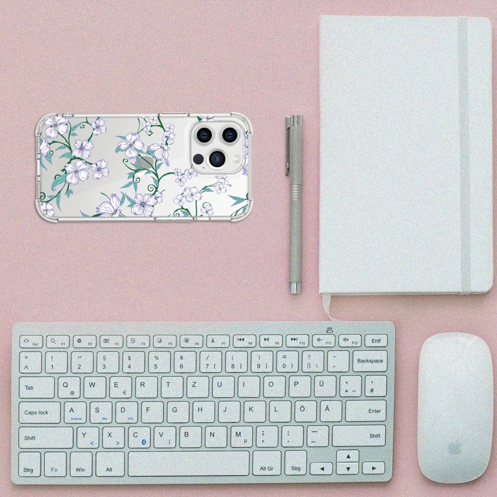 iPhone 13 Pro Max Uniek Case Blossom White met bloemendesign op een bureau met toetsenbord en notitieboek.