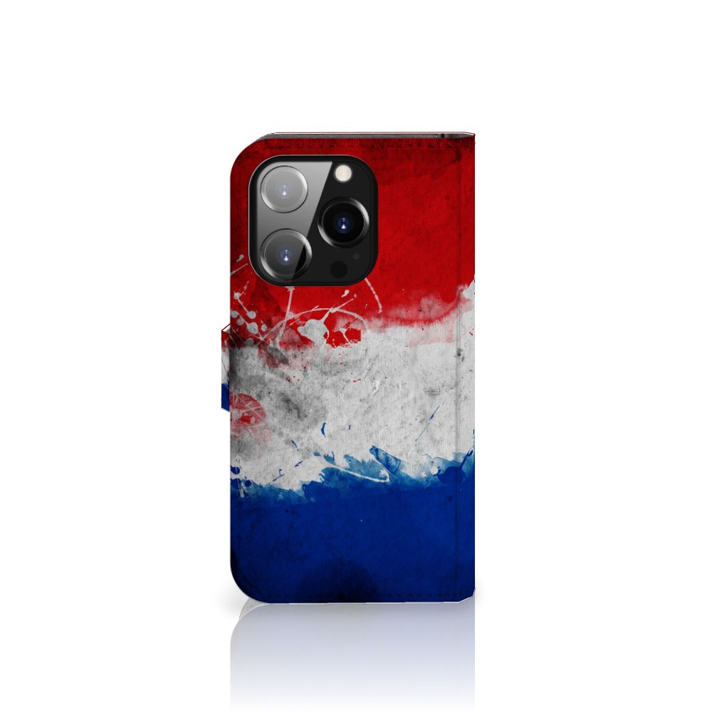 iPhone 14 Pro Bookstyle Case Nederland met artistiek ontwerp van de Nederlandse vlag.